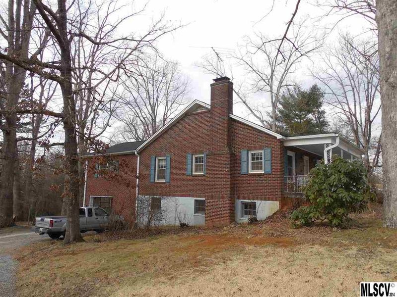 3335 9th Street Dr NE, Hickory, NC 28601