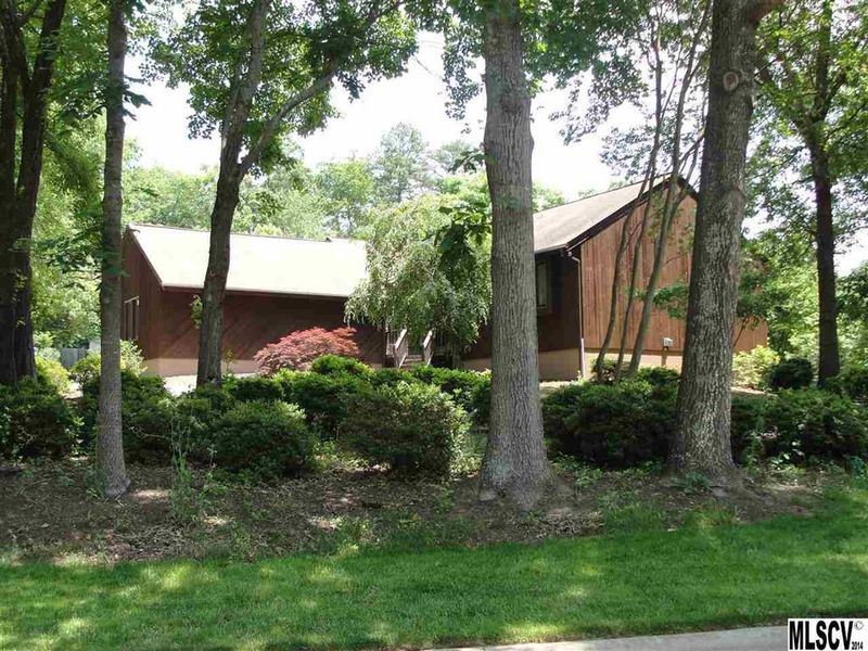 445 17th Avenue Dr NE, Hickory, NC 28601