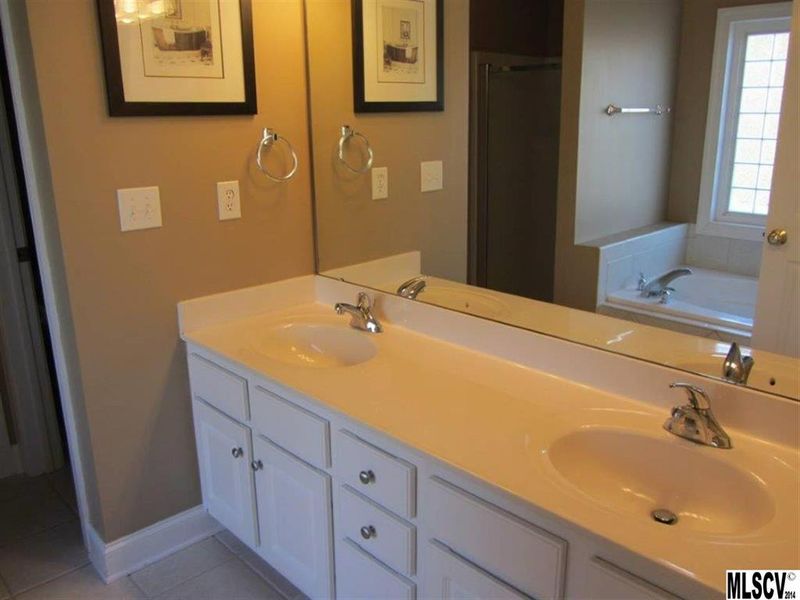 2610 Rolling Ridge Dr, Hickory, NC 28602