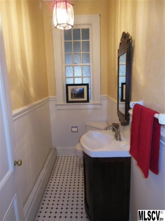 548 N Center St, Hickory, NC 28601