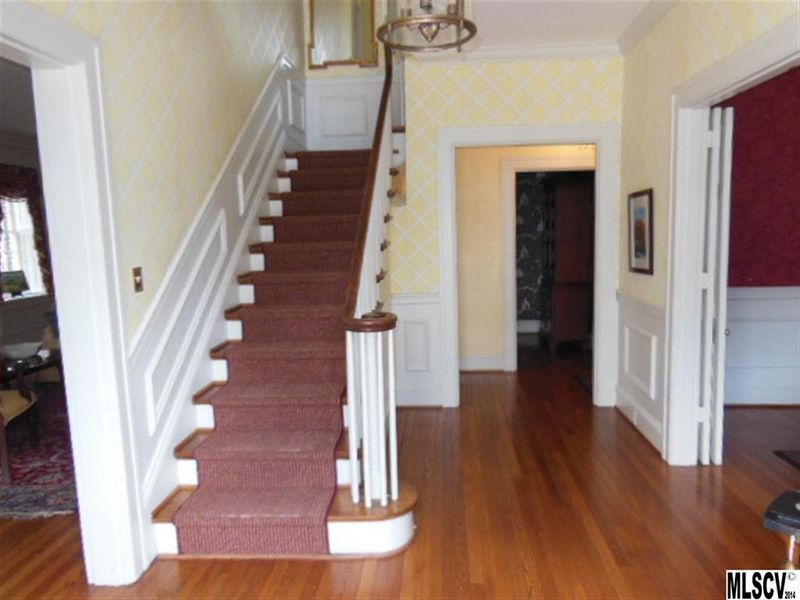 548 N Center St, Hickory, NC 28601