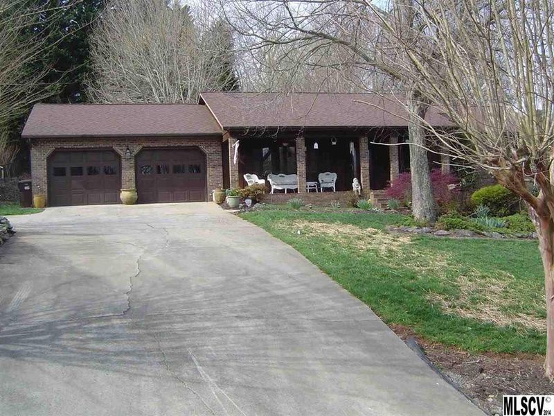 4037 Hemingway Dr, Hickory, NC 28601