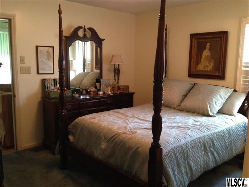 1050 1st St NE #A, Hickory, NC 28601