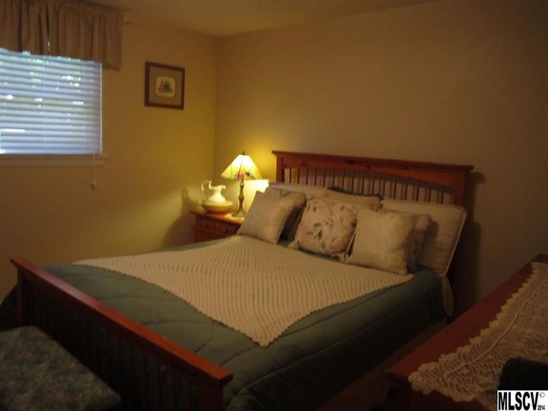 221 3rd St NE, Conover, NC 28613