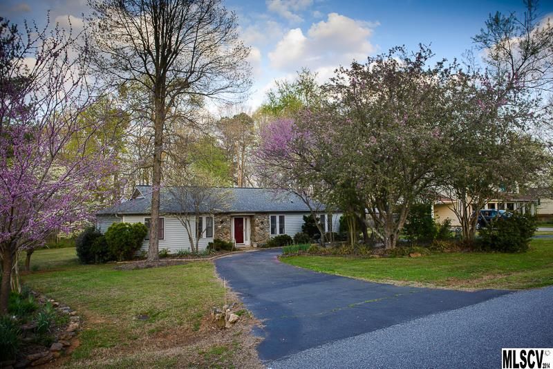 1600 Tanglewood Dr, Hickory, NC 28601