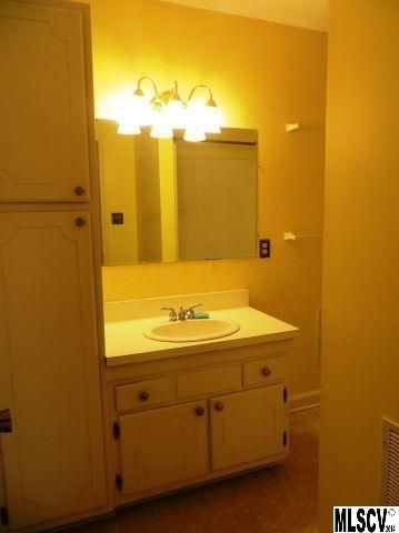 5529 Brookwood Ln, Hickory, NC 28602