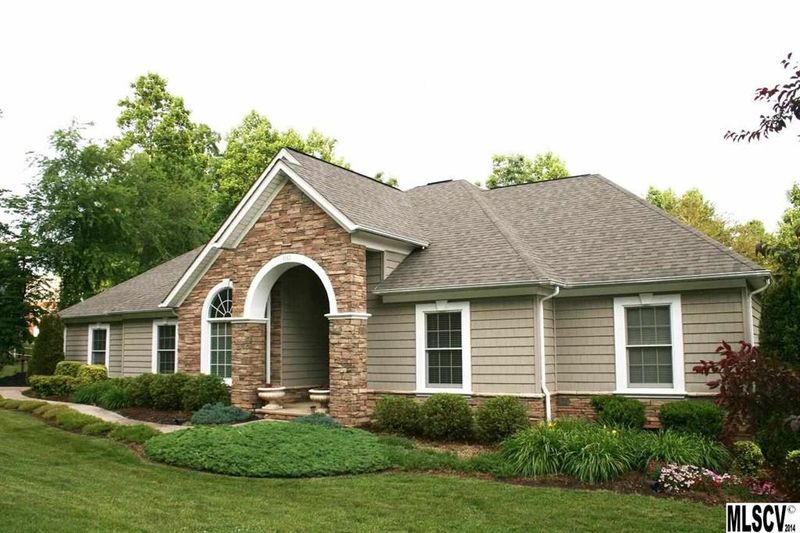 1102 Waterford Dr, Hickory, NC 28602