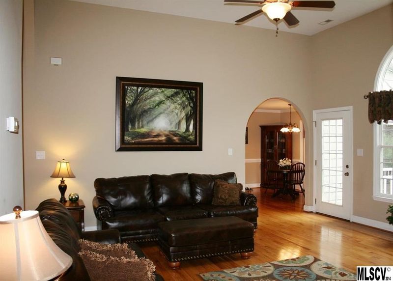 1102 Waterford Dr, Hickory, NC 28602