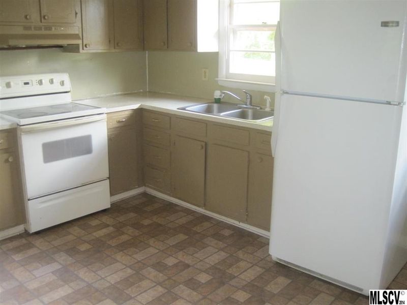 974 Village Cir, Hickory, NC 28602