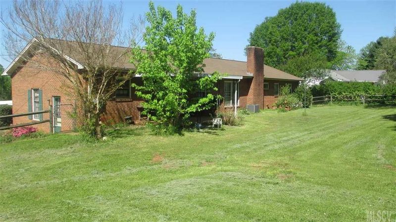 2110 Moss Farm Rd, Hickory, NC 28602