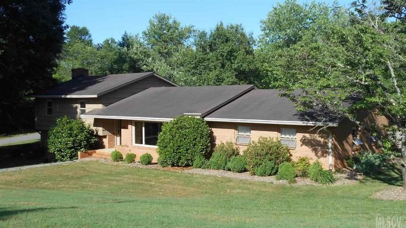 2324 5th St NE, Hickory, NC 28601
