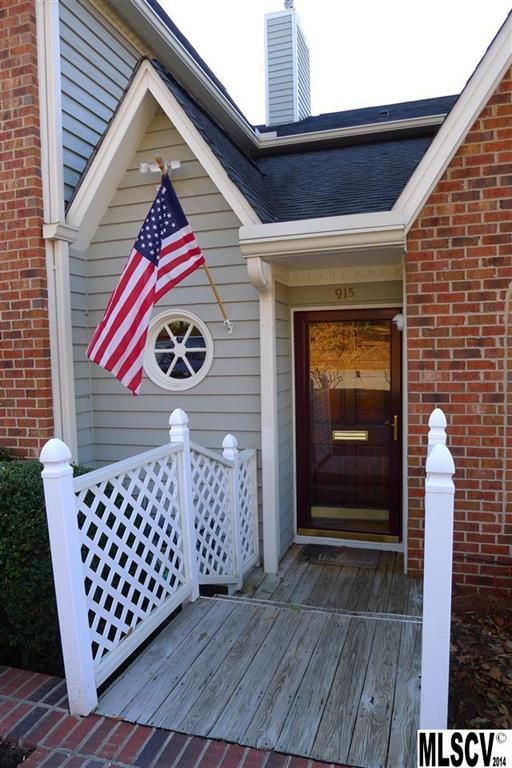 915 N Center St, Hickory, NC 28601
