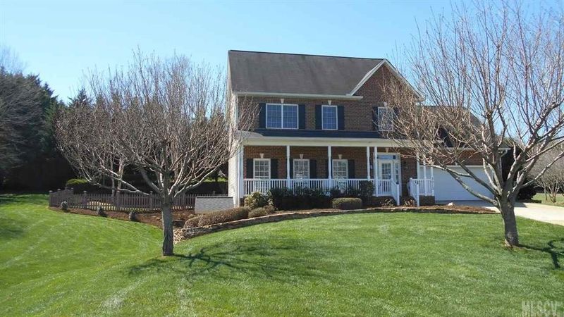 5013 Old River Dr, Hickory, NC 28602