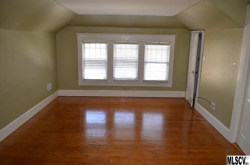 18 7th Ave NE, Hickory, NC 28601