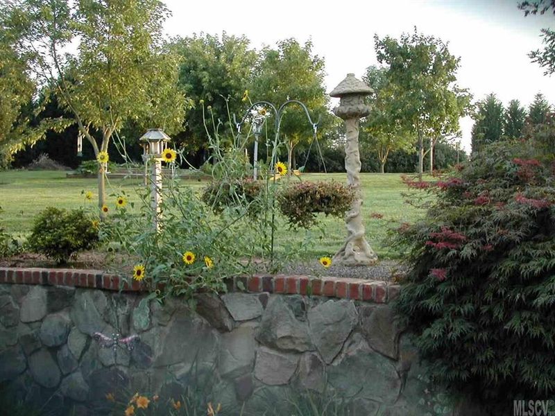 4861 Whitener Rd, Hickory, NC 28602
