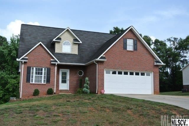 5534 Creek Point Dr, Hickory, NC 28601