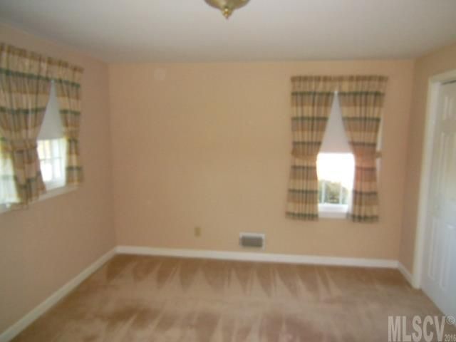 1095 20th Avenue Dr NW, Hickory, NC 28601