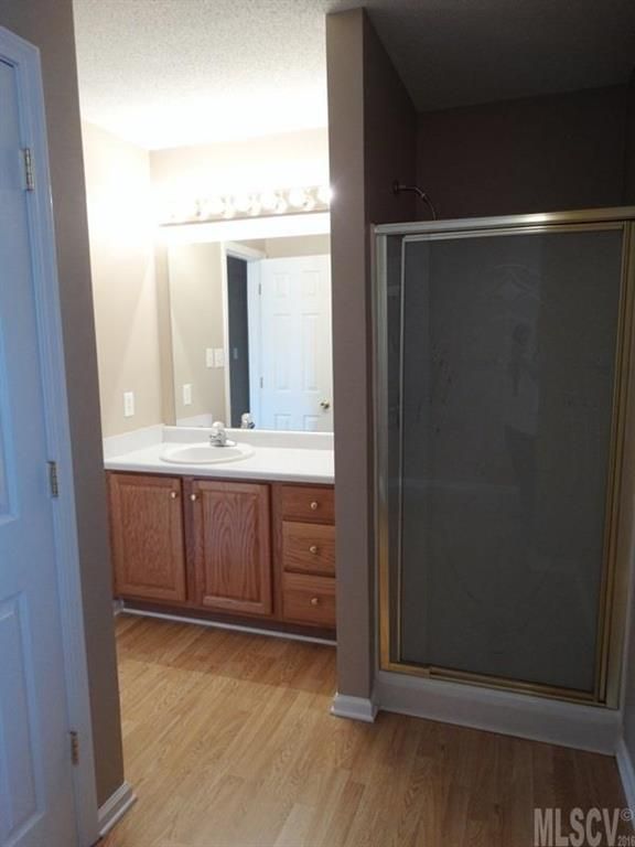 1812 Twin Ponds Dr, Hickory, NC 28602