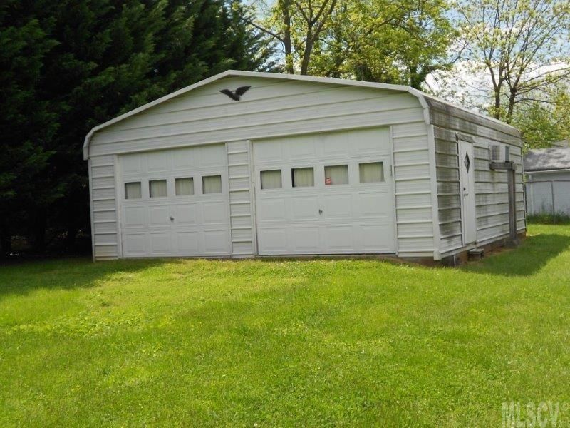 1045 4th St NE, Hickory, NC 28601