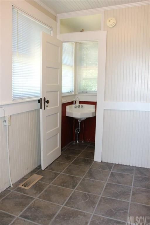 541 1st St NW, Hickory, NC 28601