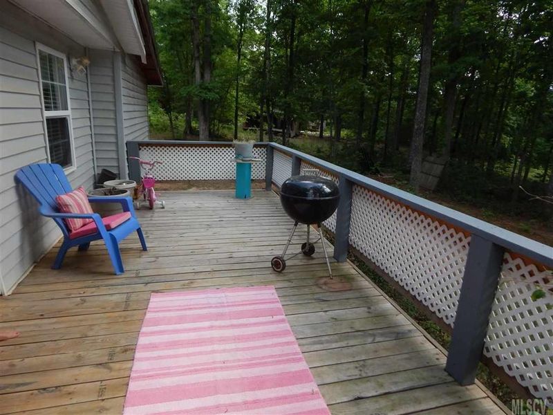 5307 Ruth Dr, Hickory, NC 28602