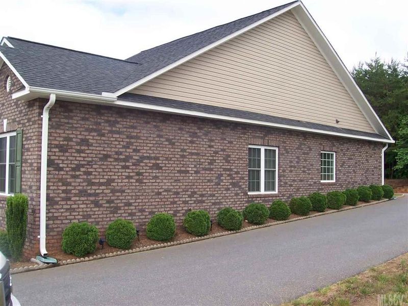 4158 Pickering Dr, Hickory, NC 28602