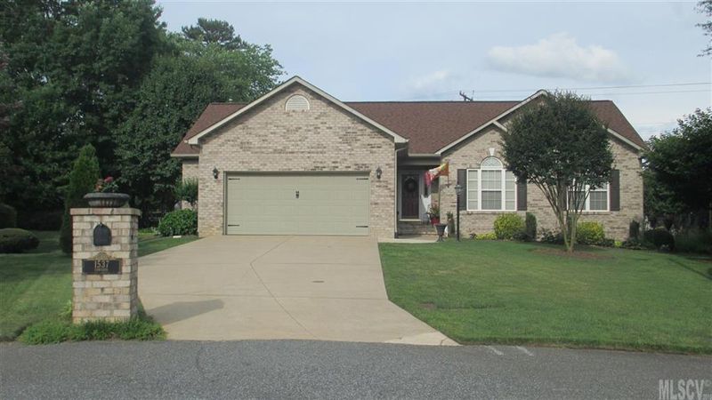 1537 34th Ave Ln NE, Hickory, NC 28601