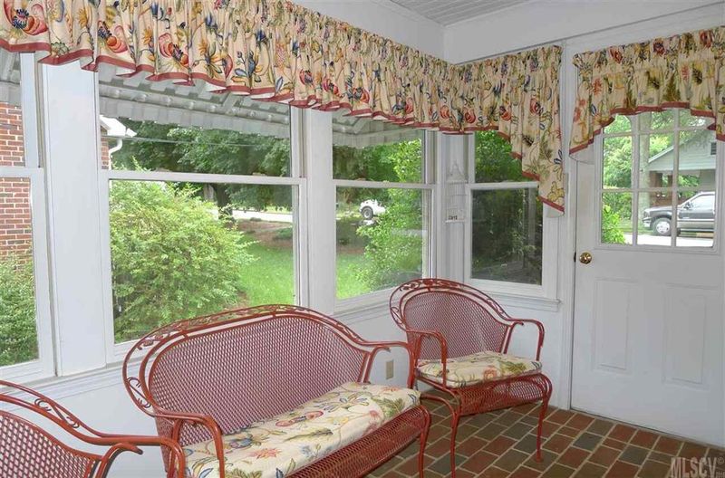 624 W 8th St, Newton, NC 28658