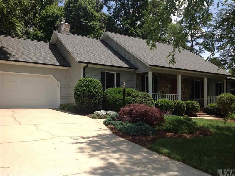1826 Plaza Dr, Hickory, NC 28602