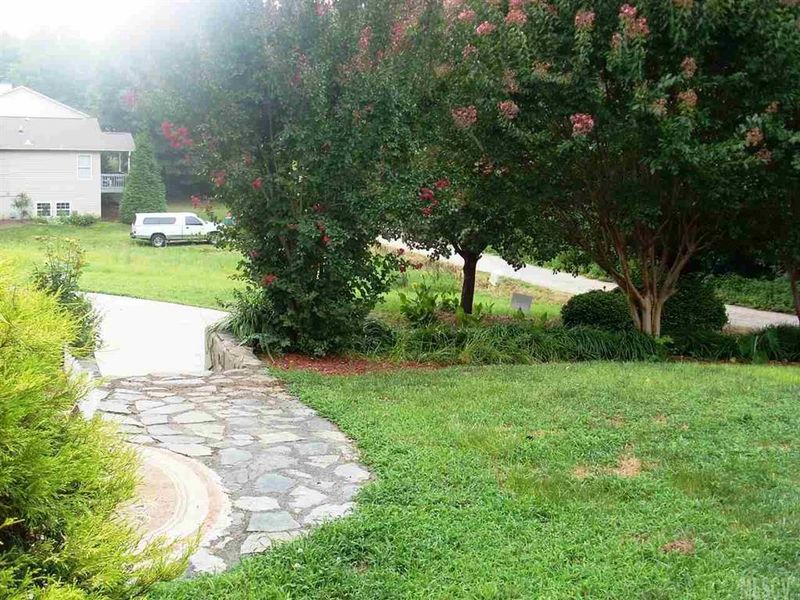 7496 Lakehaven Dr, Denver, NC 28037