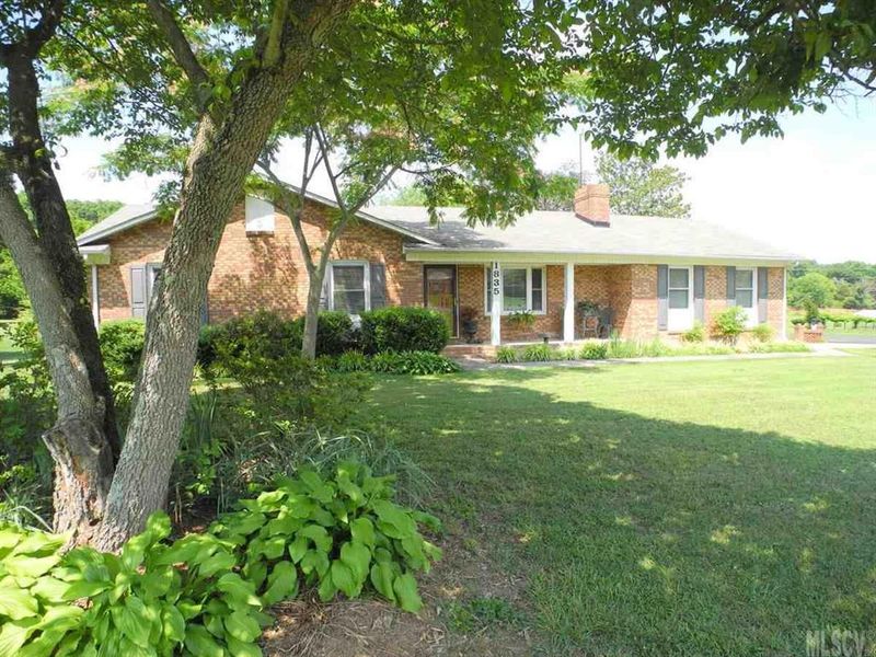 1835 Waterfalls Dr, Lincolnton, NC 28092