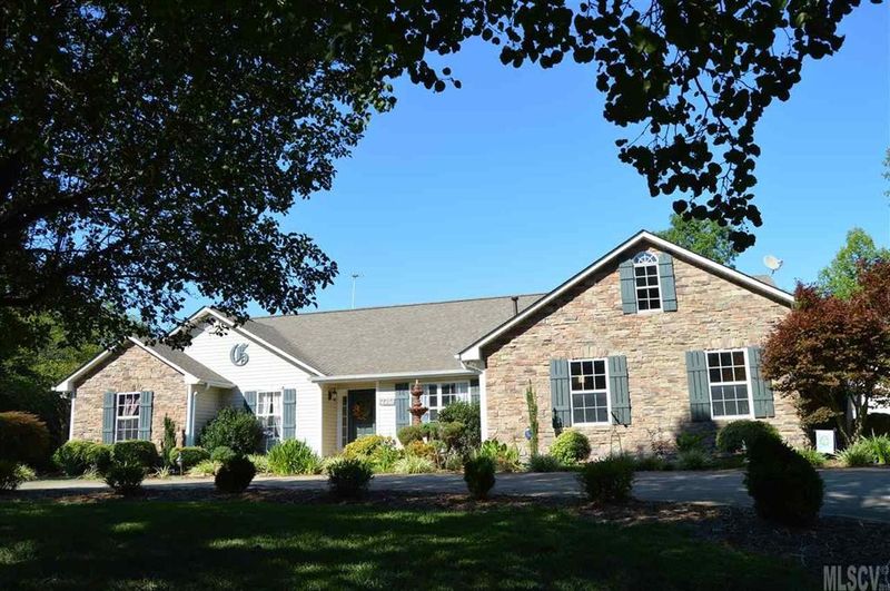 6498 Willowbottom Rd, Hickory, NC 28602