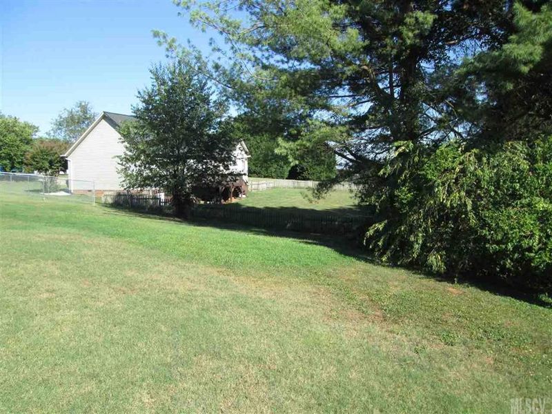 1751 33rd St Dr SW, Hickory, NC 28602