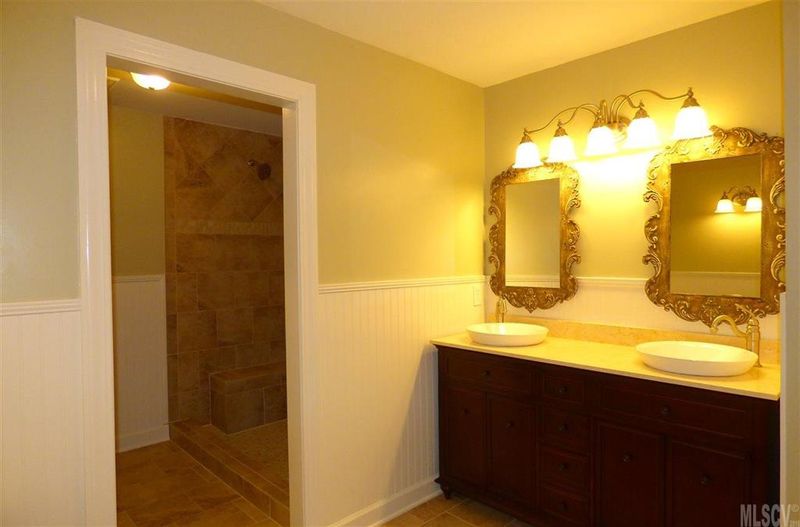 1745 8th Street Dr NW, Hickory, NC 28601