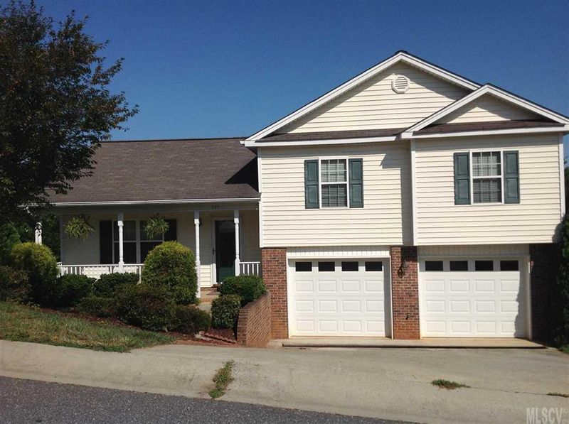 245 18th Ave SE, Hickory, NC 28602