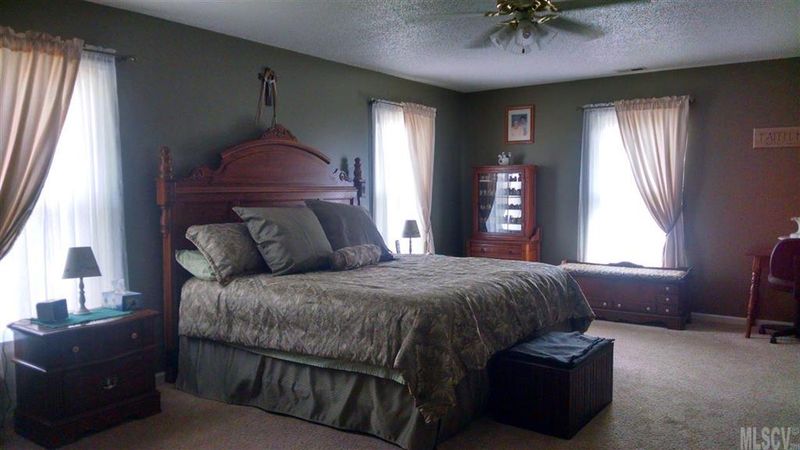 1711 Indian Springs Dr, Conover, NC 28613
