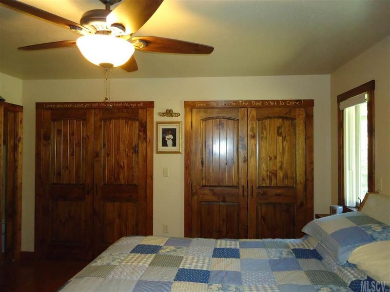 4586 Charlotte St, Conover, NC 28163