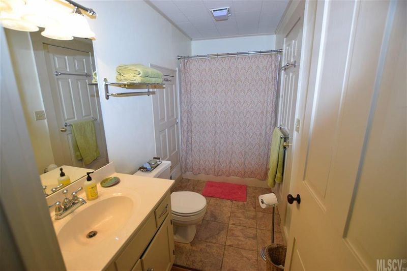 206 1st Ave N, Conover, NC 28613