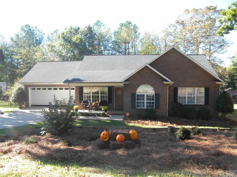 3874 Mattingly Dr, Hickory, NC 28602