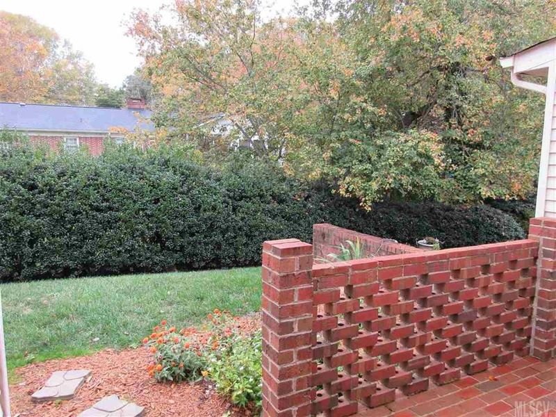 725 21st Ave NE, Hickory, NC 28601