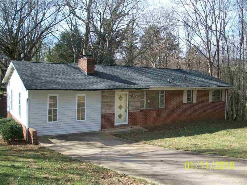 754 7th St SE, Hickory, NC 28602