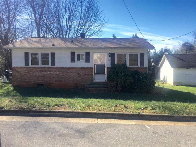 511 W 4th St, Newton, NC 28658