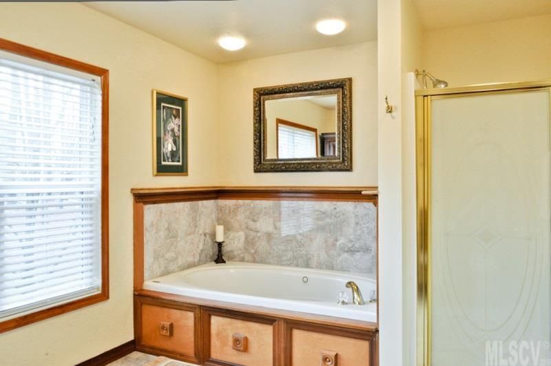 1238 Misty Ln, Hickory, NC 28601