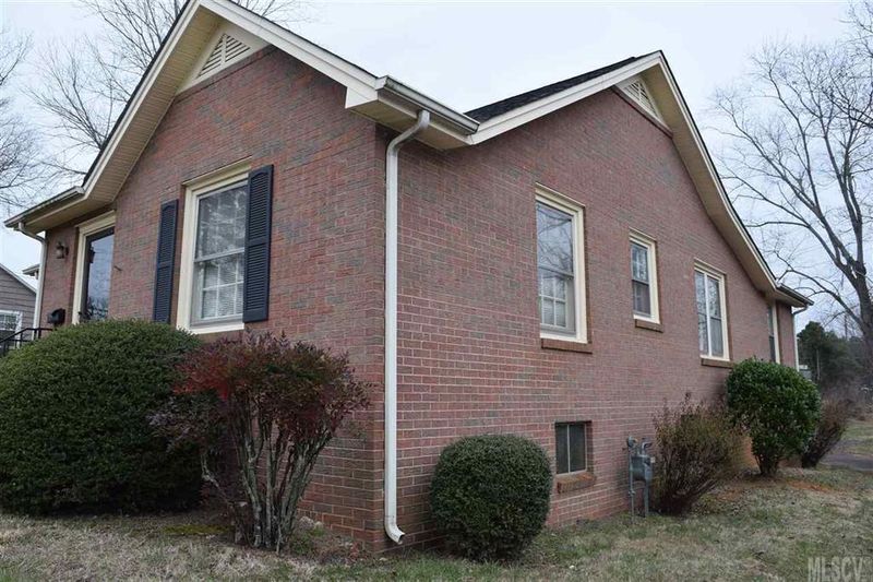 37 26th Ave NE, Hickory, NC 28601