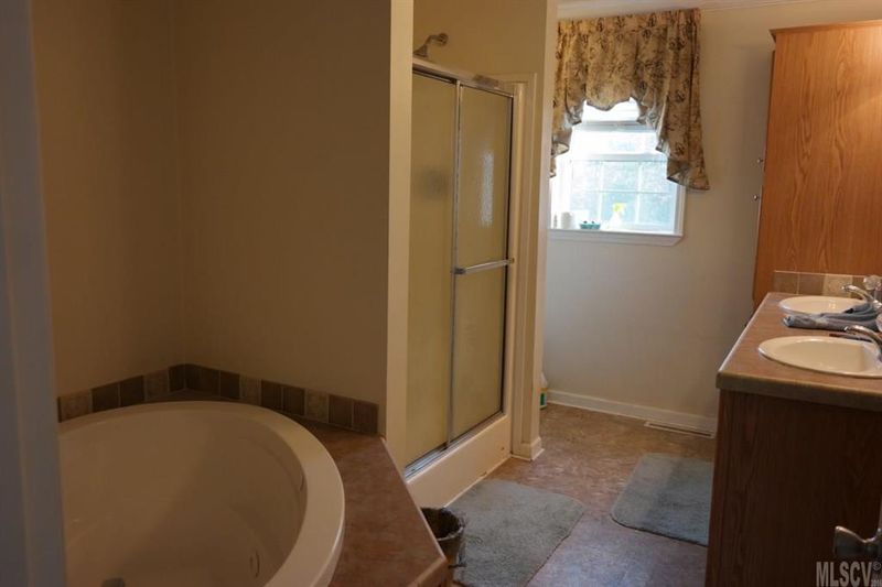 1150 Rolling Ranch Dr, Hickory, NC 28602