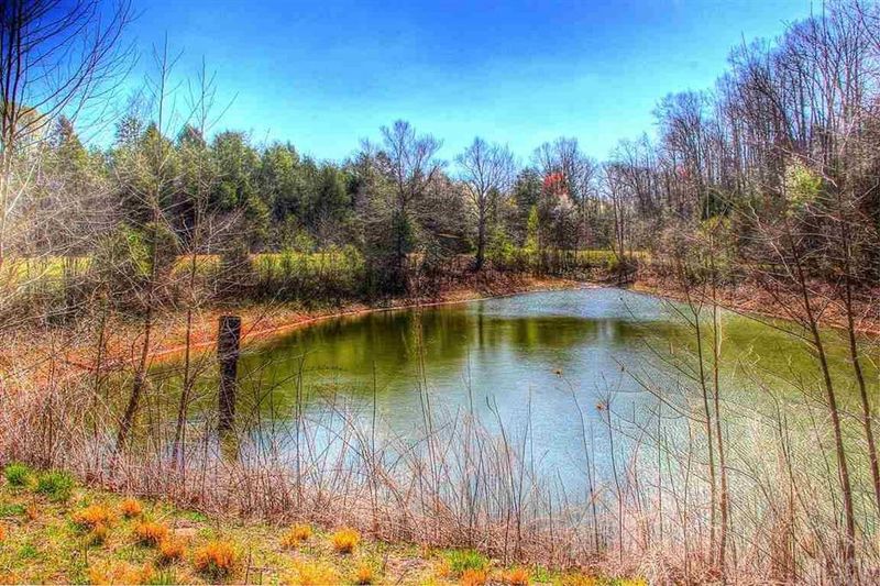 2430 Moss Farm Rd, Hickory, NC 28601