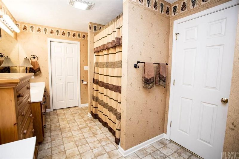 4040 Davis Rd, Maiden, NC 28650