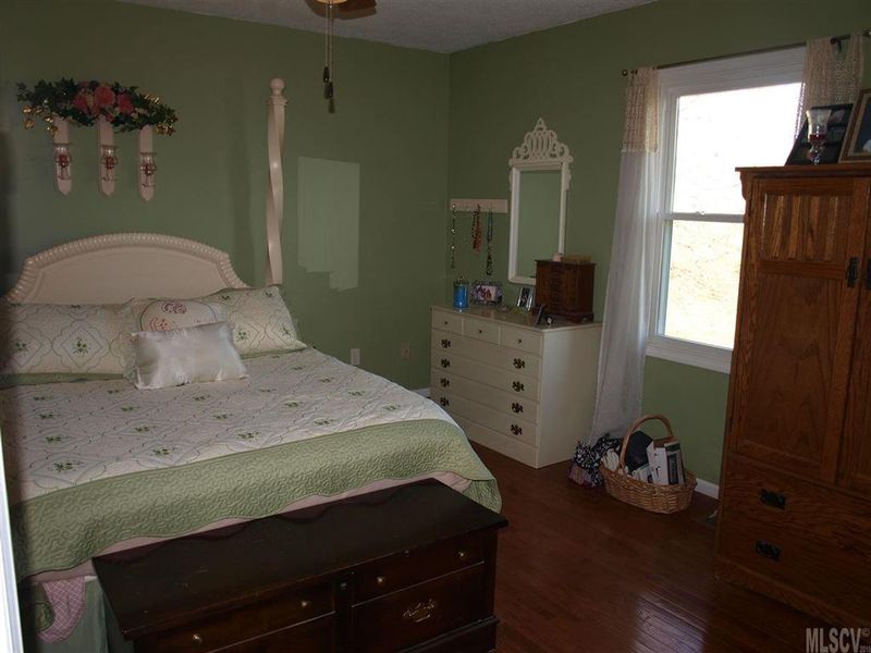 1310 Landsdowne Dr, Conover, NC 28613