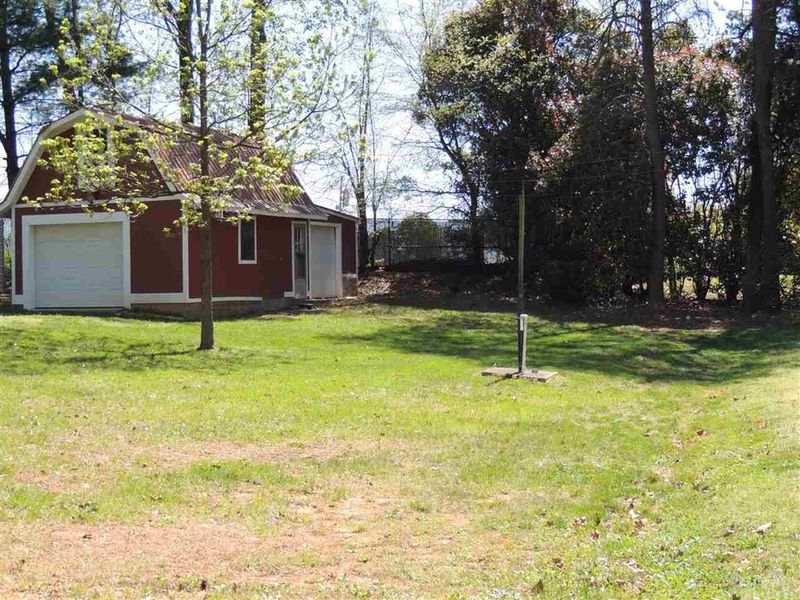 607 10th St SW #2, Conover, NC 28613