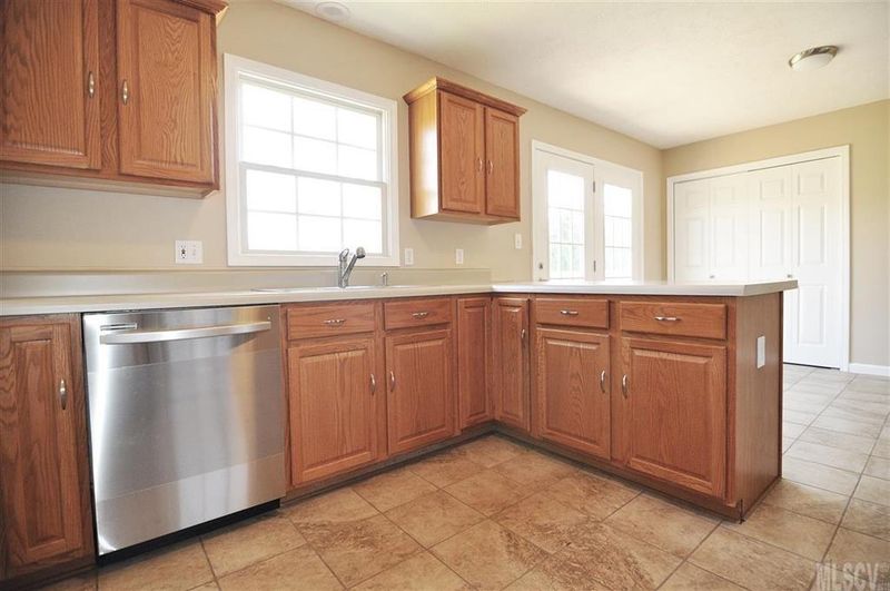 1400 Millrace Dr, Conover, NC 28613